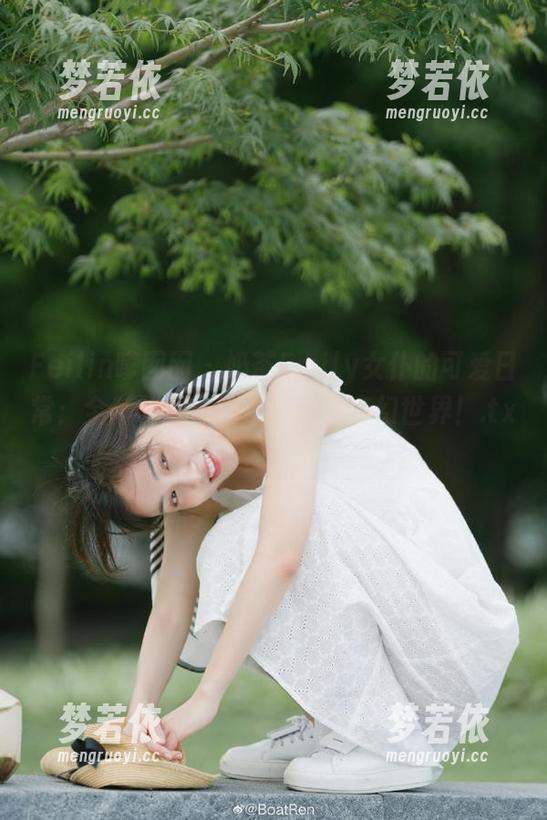 Feilin嗲囡囡 - 奶茶Emily女仆的可爱日常：全新写真图册带你进入奇幻世界！.txt-梦若依