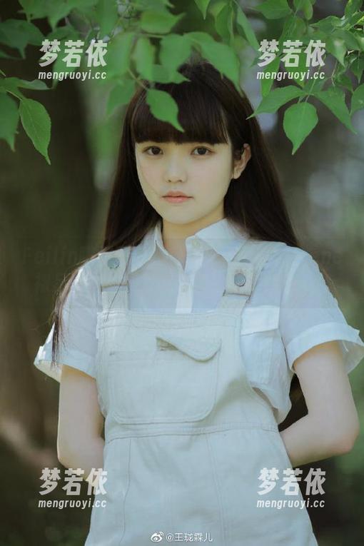 Feilin嗲囡囡 - 福利无限：萌琪琪Irene裸足写真，探索纯真与性感的结合.txt-梦若依