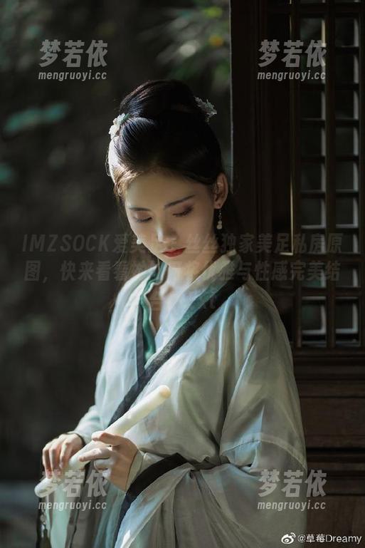 IMZSOCK爱美足 - 丝丝独家美足私房原图，快来看看她如何将优雅与性感完美结合！.txt-梦若依