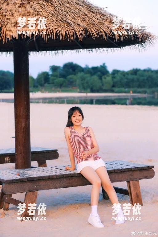 IMiss爱蜜社 - 睡衣之梦：Lavinia肉肉写真作品集中的温柔瞬间与静谧氛围.txt-梦若依