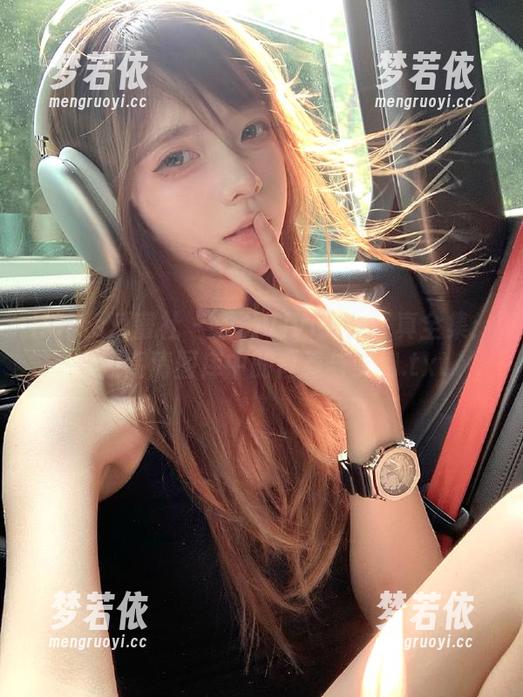 IMiss爱蜜社 - 乐薇Vivi天台写真全集：探索高清图库中的青春与梦幻.txt-梦若依