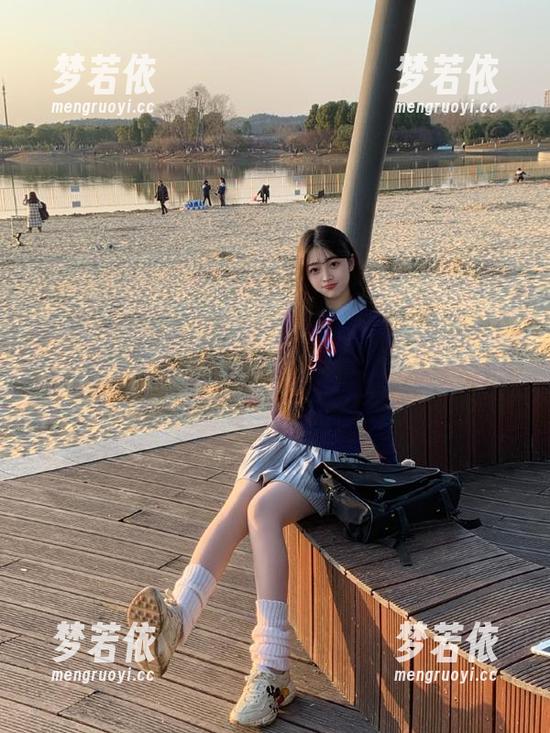 在私拍美图中遇见KuukoW，安静的倾听者传递情感.txt-梦若依