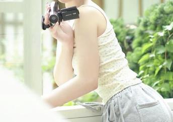 透视K酱的魔女の日常，通过原图感受她写真作品里的梦幻与现实碰撞的奇妙境界。.txt