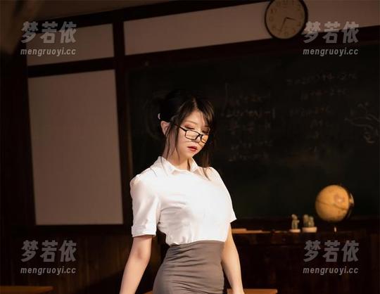 私房写真精选：Leah梓未独特套装原图，让你大开眼界.txt-梦若依