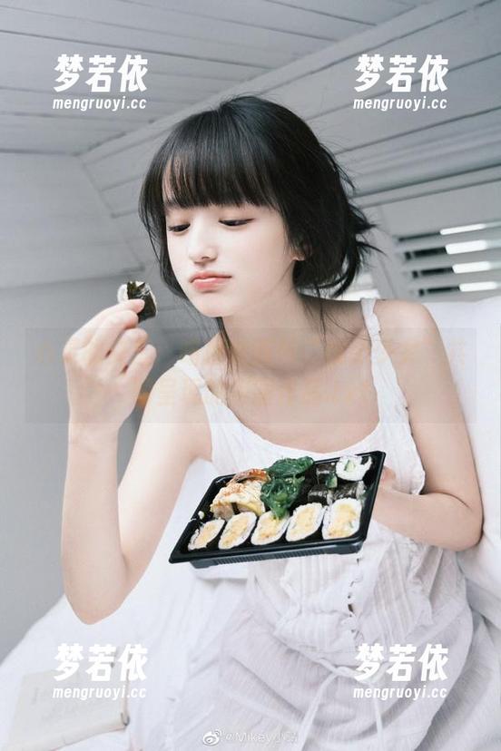 心灵的交汇：喵糖映画与“忧郁少女”共同呈现的美图作品.txt-梦若依