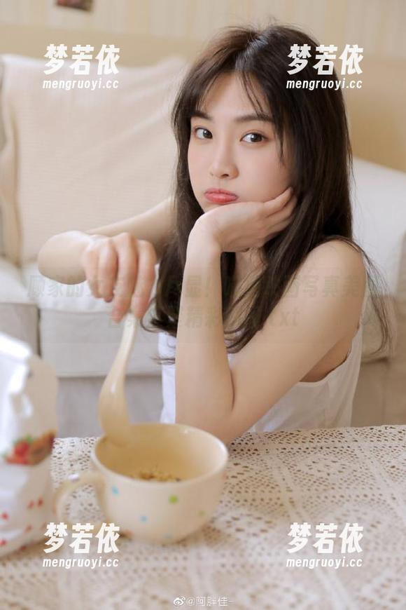 顾家的女友魅力尽显！喵糖映画写真美图合集汇聚精彩瞬间.txt-梦若依