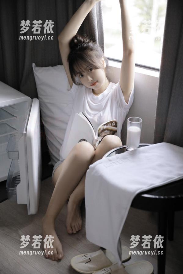 MiiTao蜜桃社 - 从普通到女神，Sukki的定制礼服图集带你领略什么叫做‘一秒钟的华丽转身’！.txt-梦若依