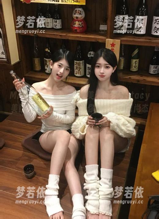 MintYe薄荷叶 - 发现美：何梦兮Stacy美脚原图资源合集，让你感受她的时尚态度与灵感！.txt-梦若依