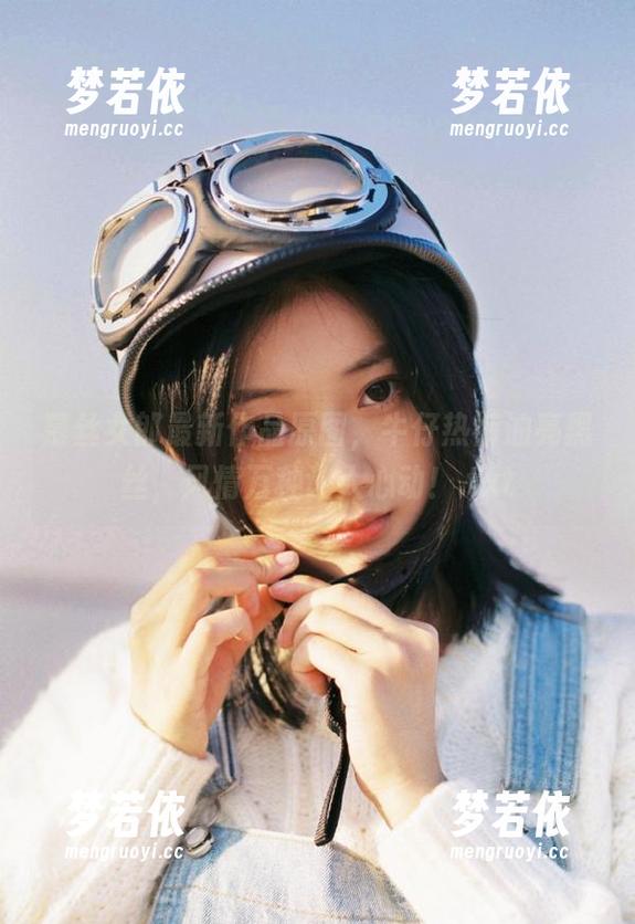 慕丝女郎最新作品原图，牛仔热裤油亮黑丝，风情万种让人心动！.txt-梦若依