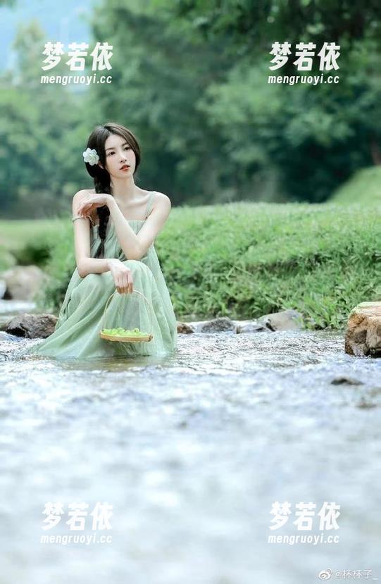 别错过！PuyPuyChan最新皮衣写真集更新，时尚与性感完美结合！.txt-梦若依