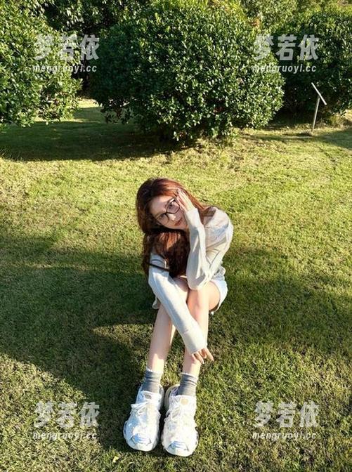 SSA丝社 - 不容错过的最新古丽灰丝资源，带你体验别样视觉盛宴.txt-梦若依