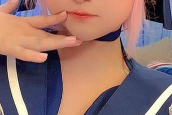 在无圣光的背景下，SayoMomo双人写真展现青春的和谐美.txt