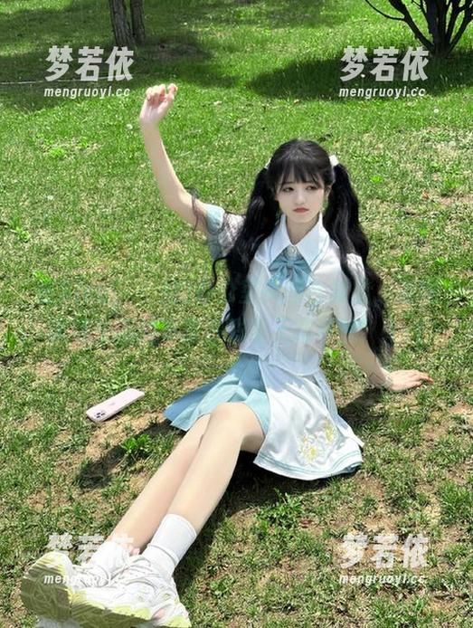 在Sira(시라)的办公室美图合集里，发现职场生活的丰富多彩与无限可能！.txt-梦若依