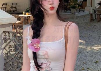 TouTiao头条女神 - 刘瑾希的礼服写真资源，带你走进绚丽多彩的时尚旅程！.txt