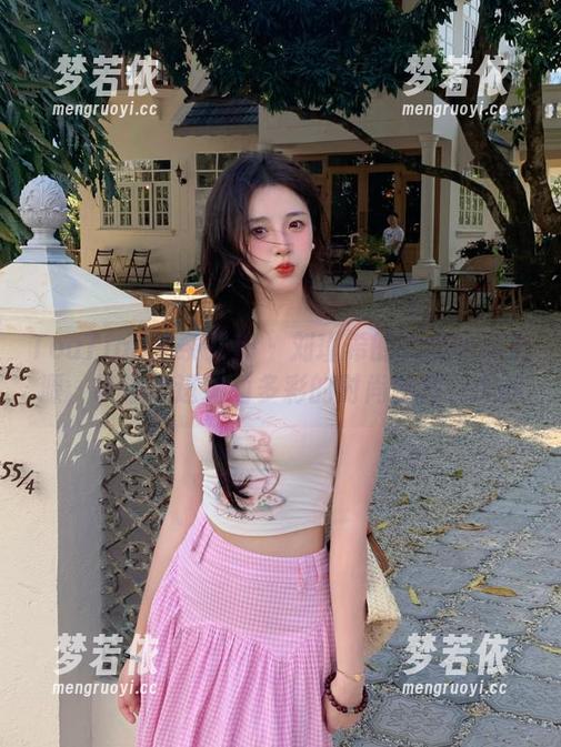 TouTiao头条女神 - 刘瑾希的礼服写真资源，带你走进绚丽多彩的时尚旅程！.txt-梦若依