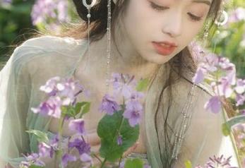 TouTiao头条女神 - 刘瑾希与浴室的邂逅，高清壁纸记录她的优雅瞬间.txt