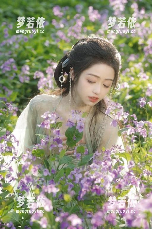TouTiao头条女神 - 刘瑾希与浴室的邂逅，高清壁纸记录她的优雅瞬间.txt-梦若依
