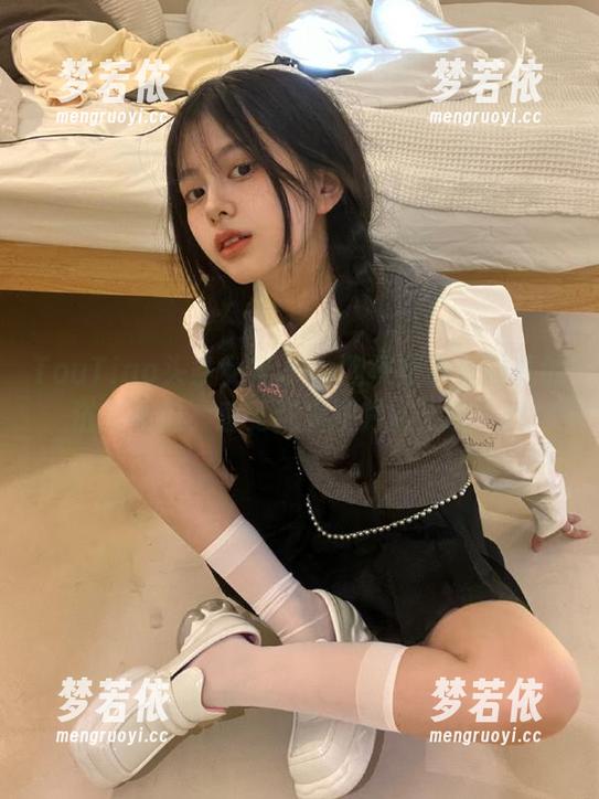 TouTiao头条女神 - 大胆探索小米粒儿的浴室私拍，感受精美图片的温暖.txt-梦若依