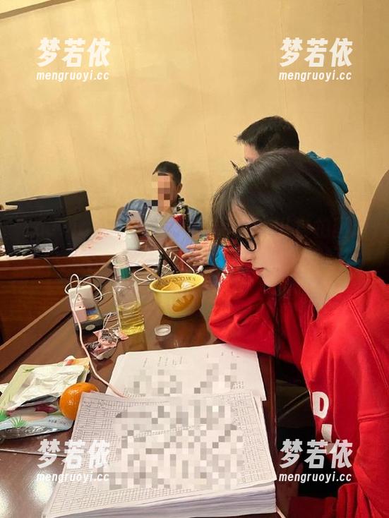 TouTiao头条女神 - 最新李菲儿自拍图册上线，每一张都是为你量身定制的美好！.txt-梦若依