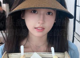 TouTiao头条女神 - 杨曼妮丝袜图集在线发布，带你领略不同风格的完美瞬间.txt