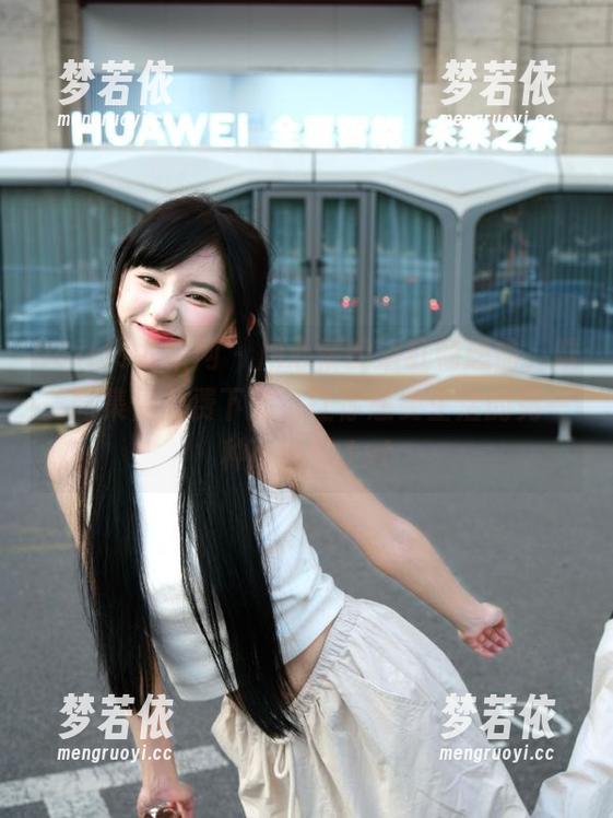 UGirls尤果网 - 周心情的浴缸畅想曲，唯美图集供免费下载，让你感受生活的另一种可能性.txt-梦若依