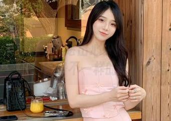 UGirls尤果网 - 绘出心中女神：孙晚桐定制写真带你领略不一样的艺术风情.txt