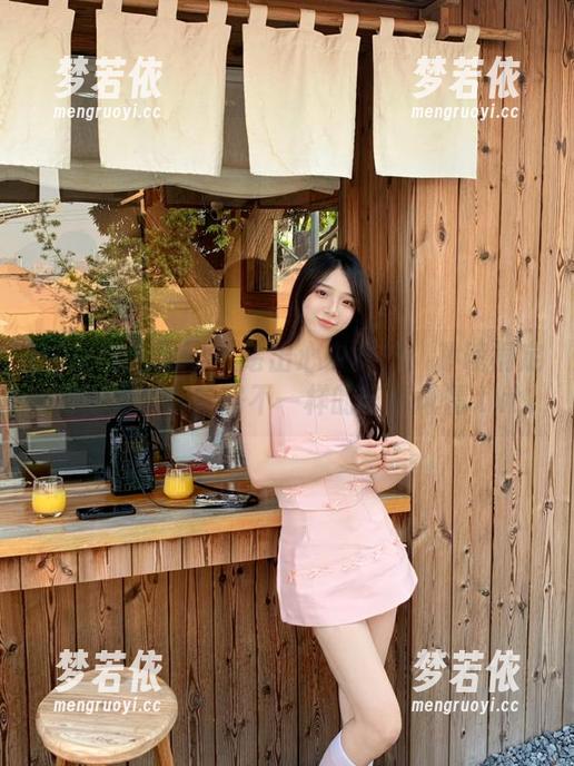 UGirls尤果网 - 绘出心中女神：孙晚桐定制写真带你领略不一样的艺术风情.txt-梦若依