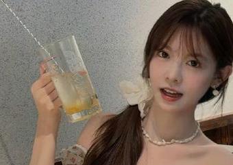 UGirls尤果网 - 布莱尔昆娜的蕾丝幻想：揭开她作品中的原图与图集秘密.txt