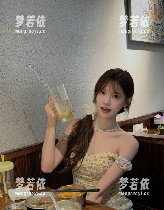 UGirls尤果网 - 布莱尔昆娜的蕾丝幻想：揭开她作品中的原图与图集秘密.txt-梦若依