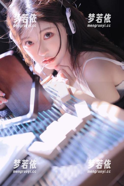 UGirls尤果网 - 杜花花穿皮衣的风格变幻：从原图看她如何打破时尚界限.txt-梦若依