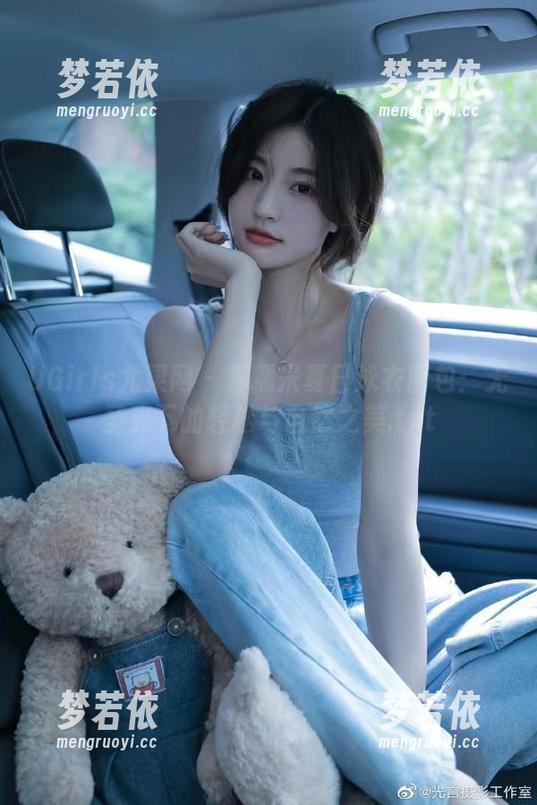 UGirls尤果网 - 苏糯米夏日泳衣图包：无圣光下的轻松与自然之美.txt-梦若依