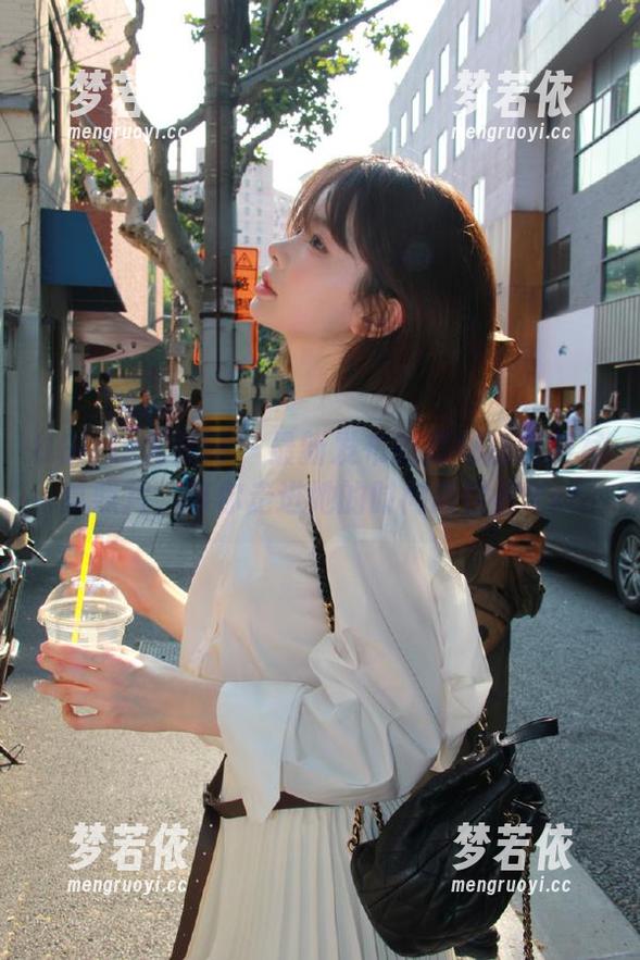 UGirls尤果网 - 最新发布的赵娜娜制服写真照片，带你走进她的时尚新世界.txt-梦若依