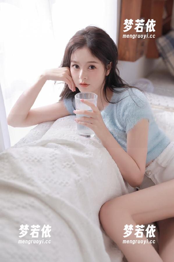 XIAOYU语画界 - 经典与现代交融的章芃芃灰丝写真合集，资源大揭秘.txt-梦若依
