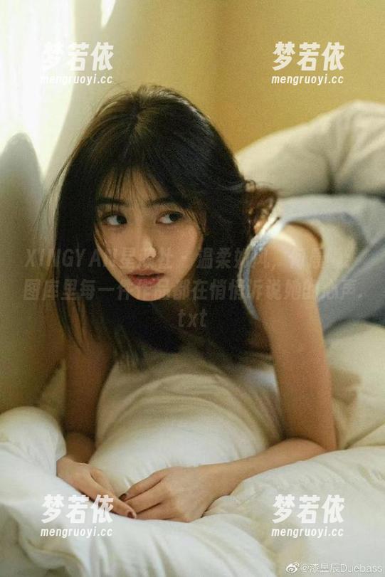 XINGYAN星颜社 - 温柔如风，何晨曦：图库里每一件作品都在悄悄诉说她的心声.txt-梦若依