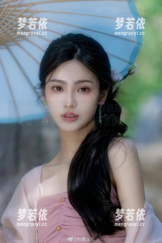 Xiuren秀人网 - Candy糖糖短裙写真实在太吸引眼球，原图看后简直停不下来！.txt-梦若依