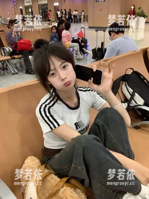 Xiuren秀人网 - 原图中的Egg尤妮丝眼镜：每幅图片都展现不同的风格.txt-梦若依