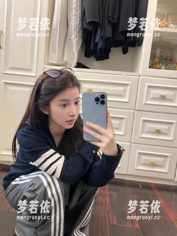 Xiuren秀人网 - 分享Jennifer小若的天台魅力：图库中那些不可思议的瞬间.txt-梦若依