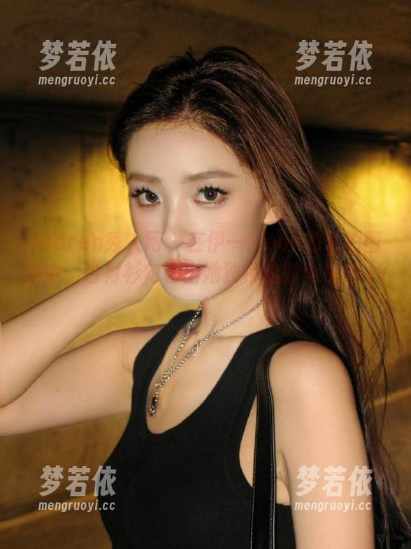 Xiuren秀人网 - 在伊一Moon的私拍图集中，白衬衫勾勒出她独特的时尚视角.txt-梦若依