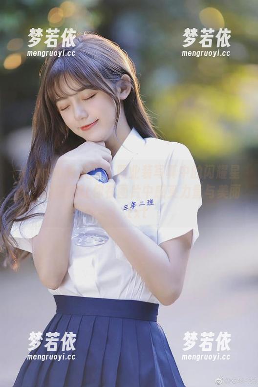 Xiuren秀人网 - 职业装写真中的闪耀星光，圆圆酱让你在图片中感受力量与美丽！.txt-梦若依