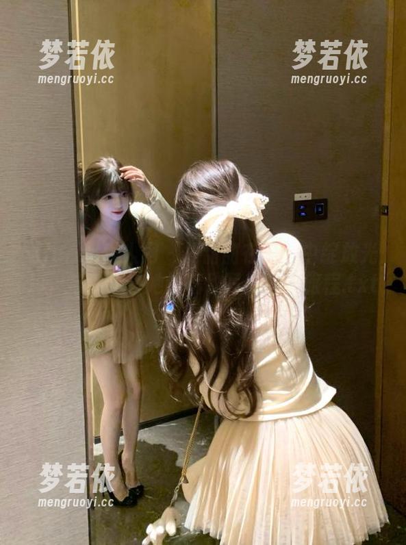 Xiuren秀人网 - 夏甜甜在睡衣中绽放光彩，与你分享她的精致写真图包旅程.txt-梦若依