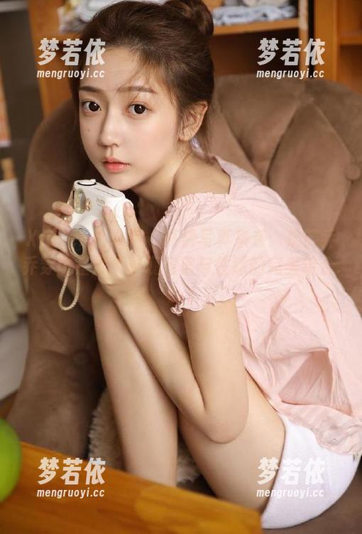 Xiuren秀人网 - 高清写真来袭：奶芙乔乔穿比基尼，展现自信与性感的完美结合.txt-梦若依