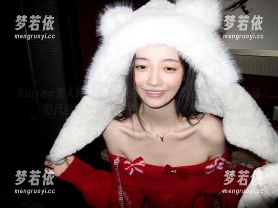 Xiuren秀人网 - 小Kiki网袜最新精彩合集：让你心动的风格与气质，尽在一瞬间的魅力中！.txt-梦若依