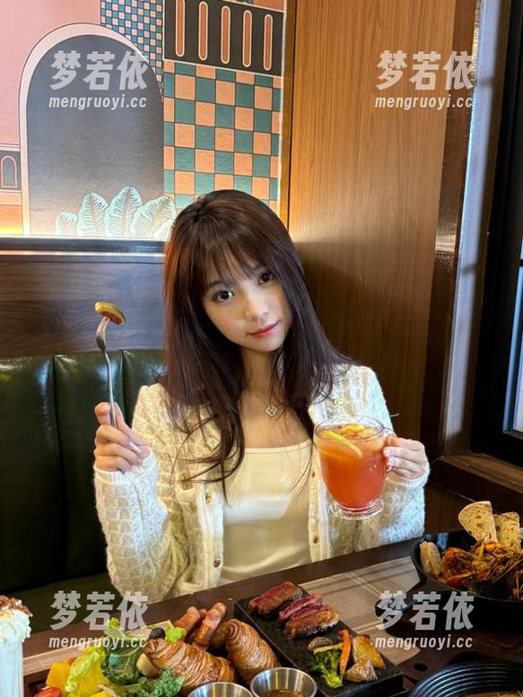 Xiuren秀人网 - 尤妮丝Egg泳池写真大揭秘，精美美图图集尽在眼前！.txt-梦若依