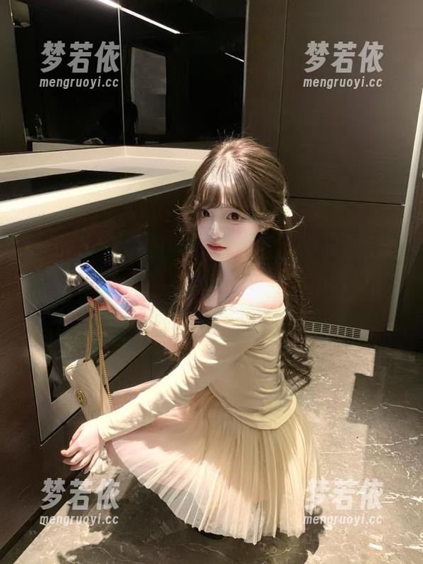 Xiuren秀人网 - 探秘徐莉芝Booty短裙美腿写真，超高清美图让你心动不已！.txt-梦若依