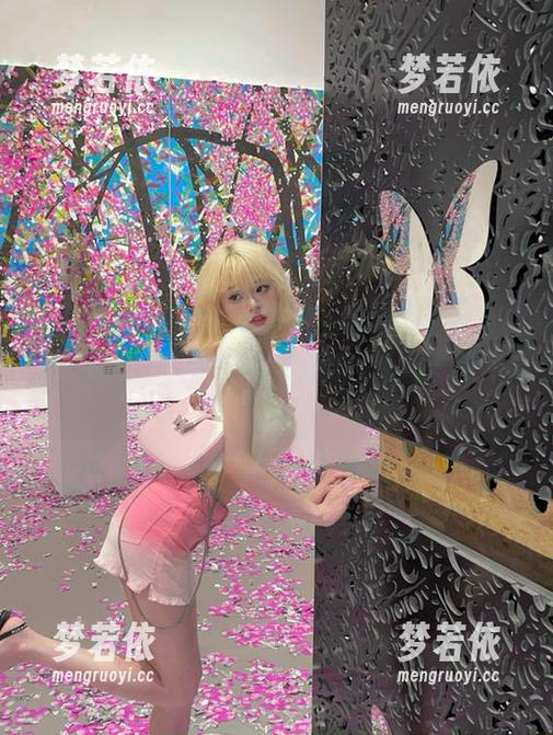 Xiuren秀人网 - 戴允祺圣诞高清资源集，感受她在节日里的甜美瞬间与绝美姿态！.txt-梦若依