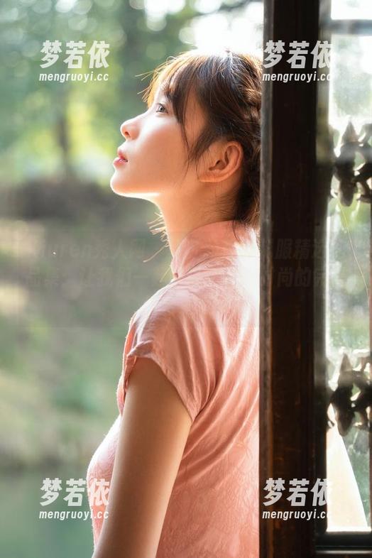 Xiuren秀人网 - 曼苏拉娜的制服精选作品集：让我们一起领略个性与时尚的完美结合！.txt-梦若依