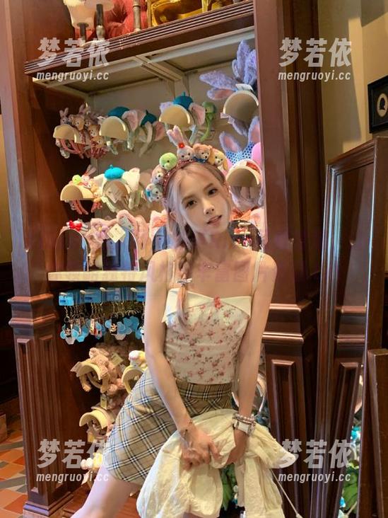 Xiuren秀人网 - 柚琪Rich写真套装，让你领略独特风格与丰富图片资源.txt-梦若依