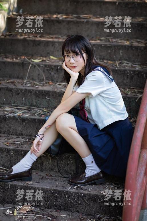 YouMi尤蜜荟 - Egg_尤妮丝Egg独家定制吊带图集，唯美瞬间尽在其中.txt-梦若依