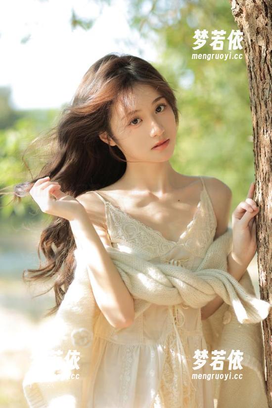 YouMi尤蜜荟 - 穿越梦境的是小逗逗，JK写真高清探索心灵的角落.txt-梦若依