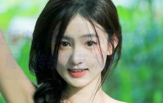 在光影交错中，ZinieQ吊带系列套图呈现颠覆传统的艺术之美.txt